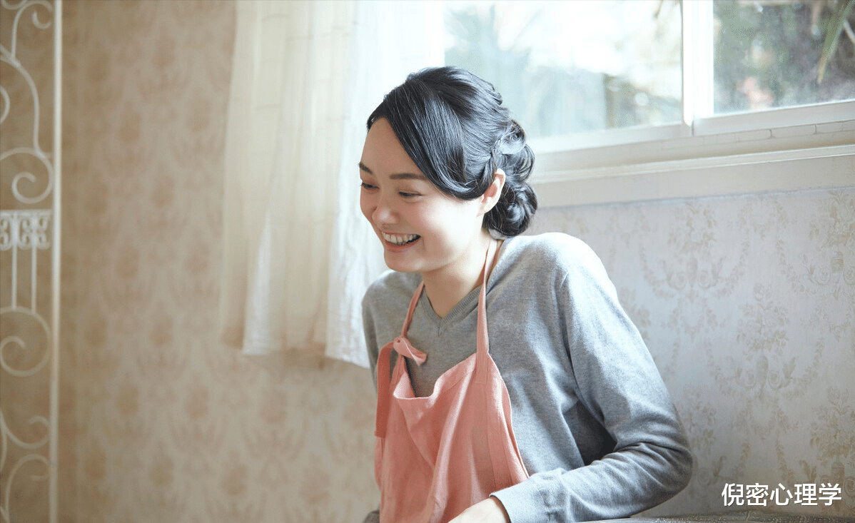 78岁大爷雇佣52岁女保姆,女保姆:就算1万工资也不干,太窝火