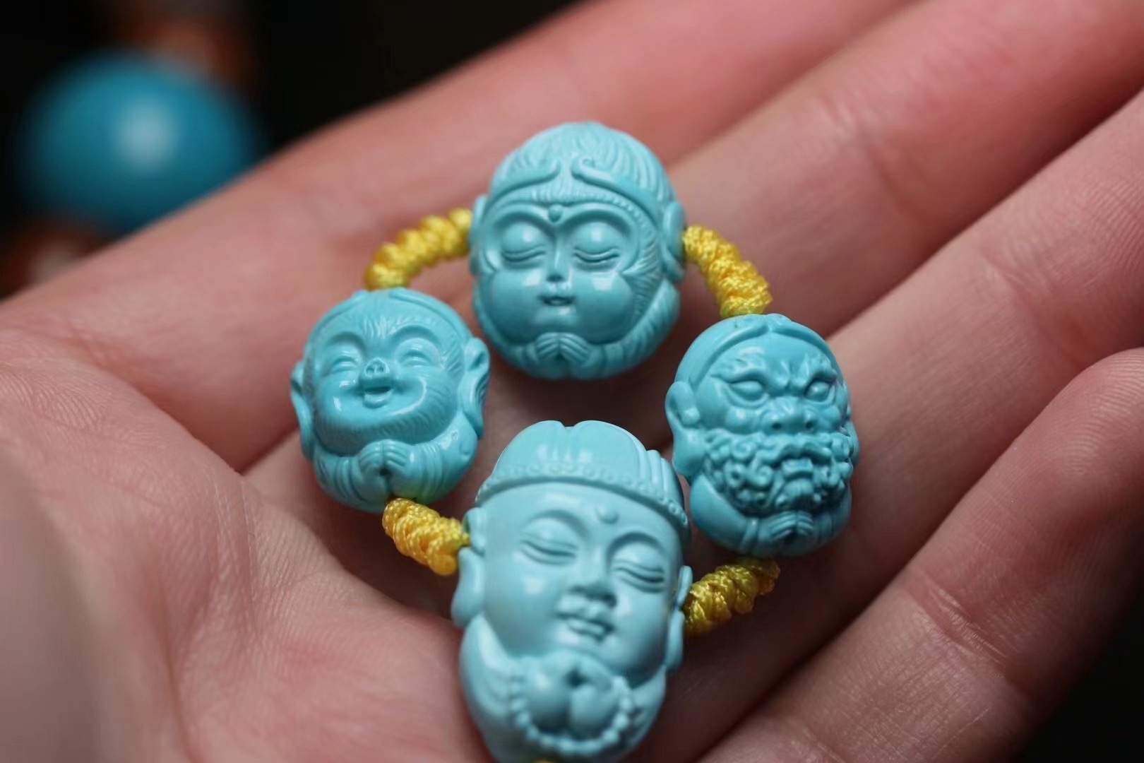 翡翠|文玩儿玉石翡翠珠宝中，绿松石动物类的吊坠猴子题材赏析