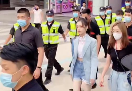 保安|某《好声音》学员出行带十几个保安，围观群众寥寥无几，尴尬了