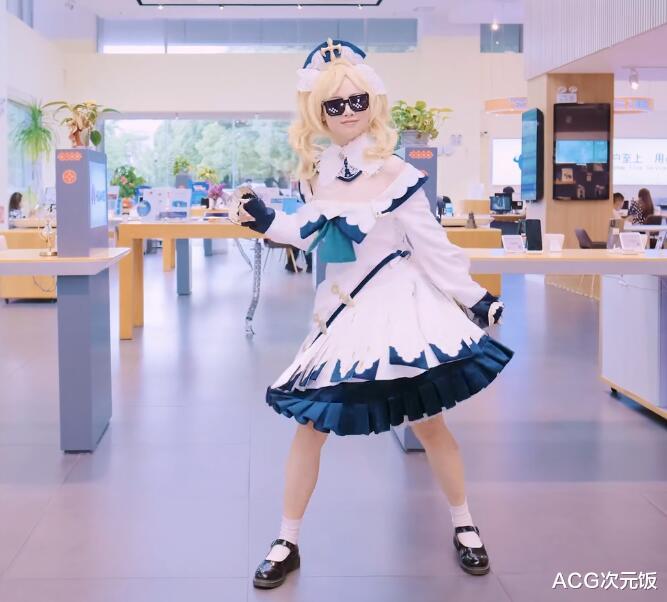 客服|B站上的官方号COS原神芭芭拉,客服小姐姐换泳装!玩家:想被踩