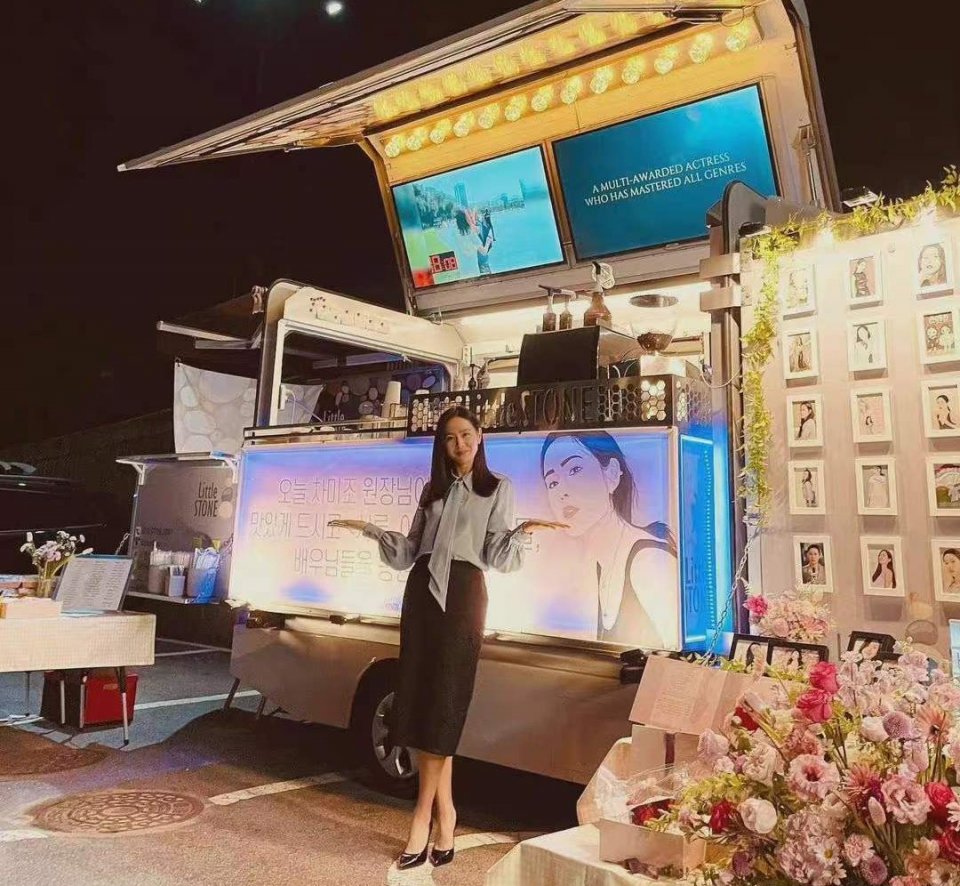 孙艺珍|官宣恋情1周年，孙艺珍深夜认证粉丝应援餐车，修长美腿太抢镜！