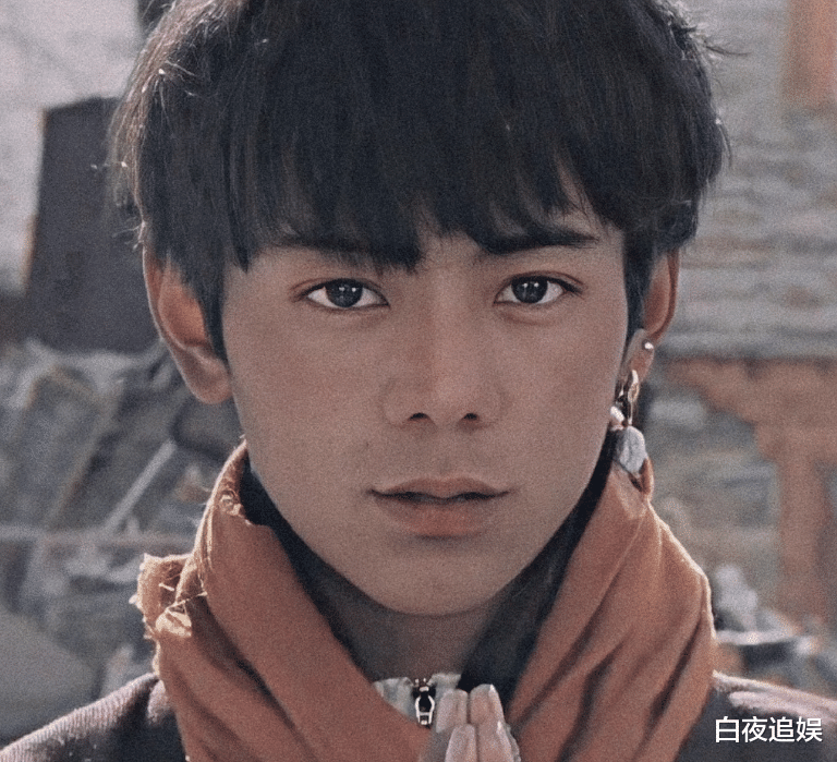 明星|丁真现实中颜值有多高？跟众明星合影时的长相很显然，怪不得能火