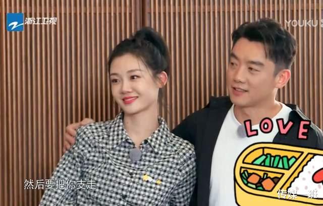 苗苗|苗苗郑恺跑男里秀恩爱，有谁注意baby投射的羡慕眼神了？一共3次