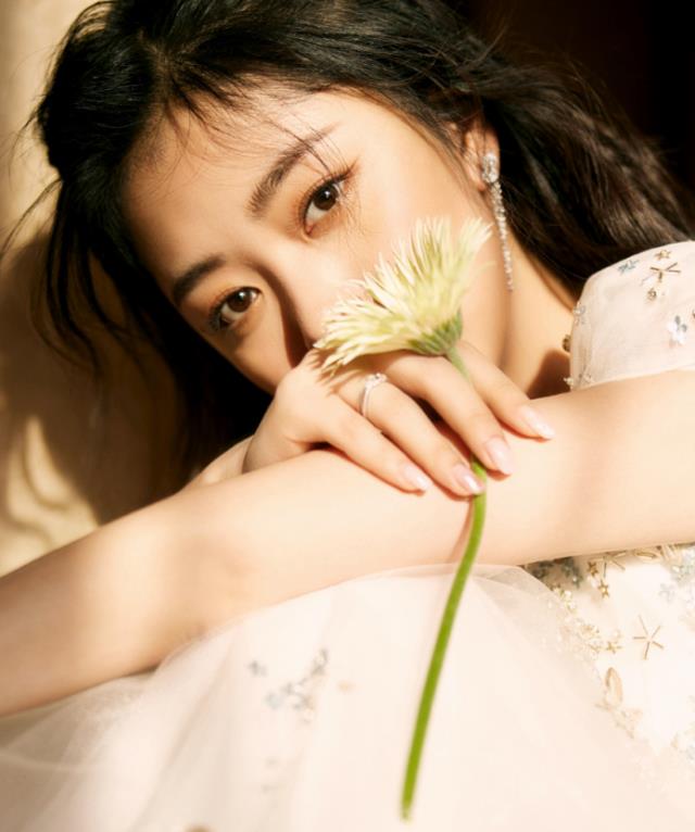 谭松韵|可算等到谭松韵穿旗袍！化身古典美人受夸赞，凹凸身材太绝了