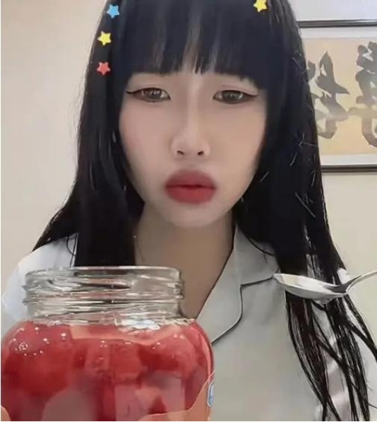 |劣迹网红被封杀，千方百计想复出，做法真是低俗