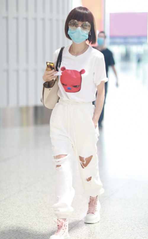 美人哒|鲁豫这纸片身材随便穿穿就很时尚，卡通T恤都能穿出高级感，服了