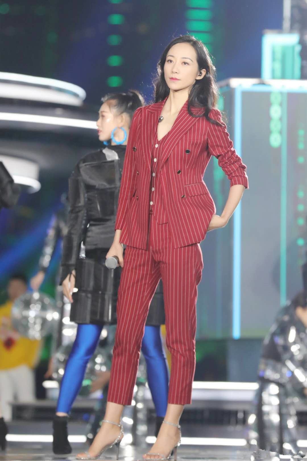 潮帮先生 韩雪身材太优越,穿西装连体裤双腿像开了特效,当“腿模”都够格