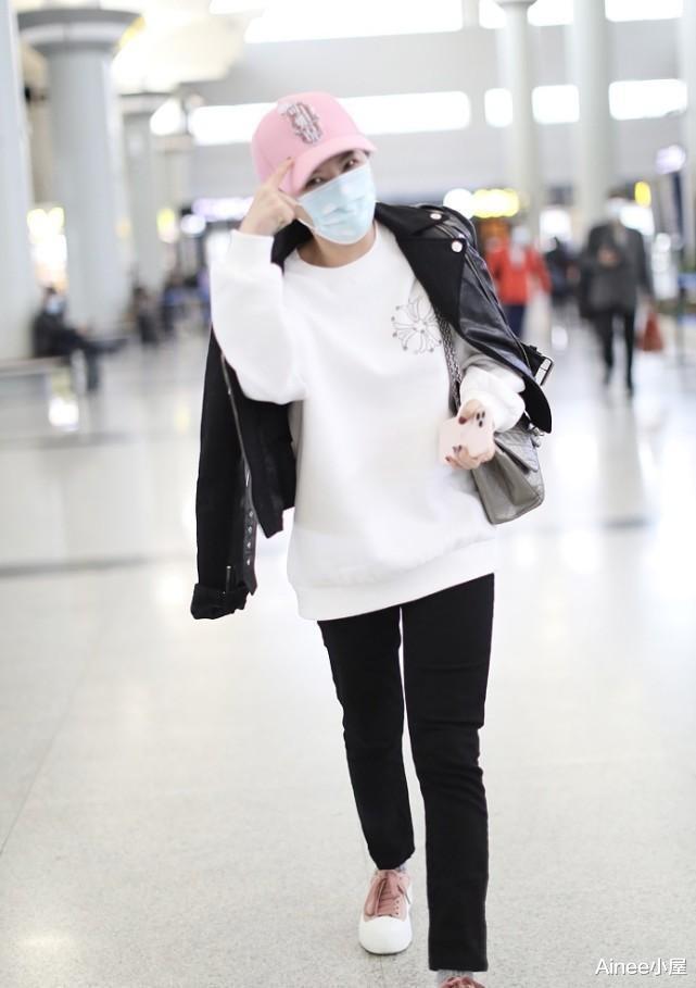 Ainee小屋 40岁金铭还似没长大的样子，穿白卫衣配粉帽子，穿皮衣都不显老