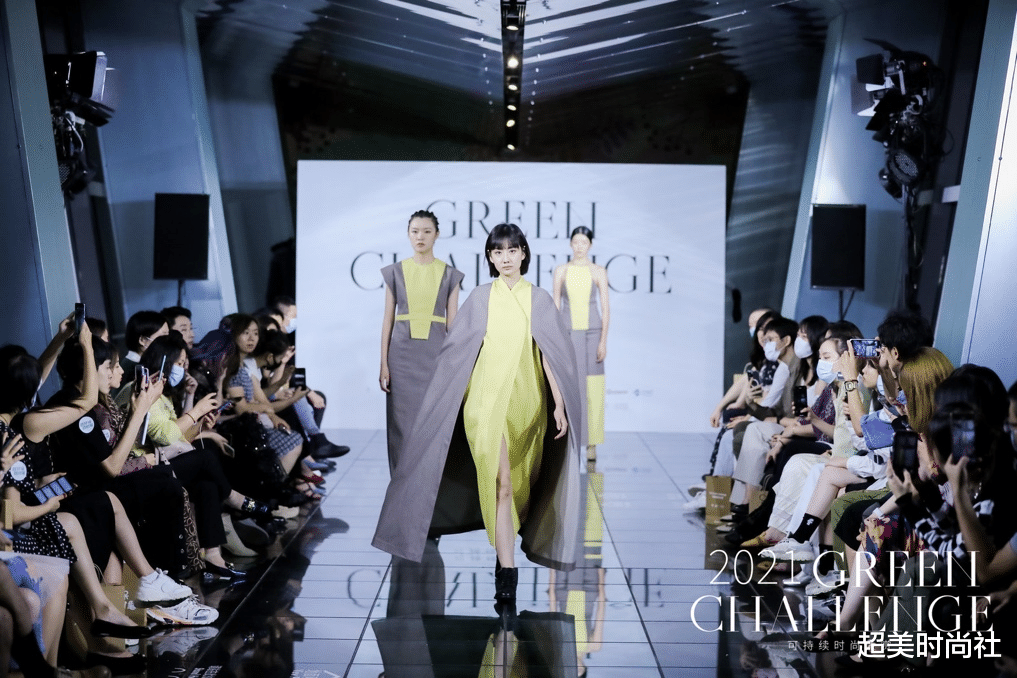 超美时尚社 莫文蔚现身可持续时尚T台，穿蓝色长裙秀美腿，51岁身材惹人羡