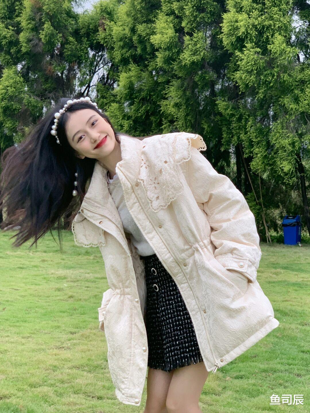 鱼司辰 周末出去约会怎么穿？蕾丝花边羽绒服+格子半身裙，保暖又好看！