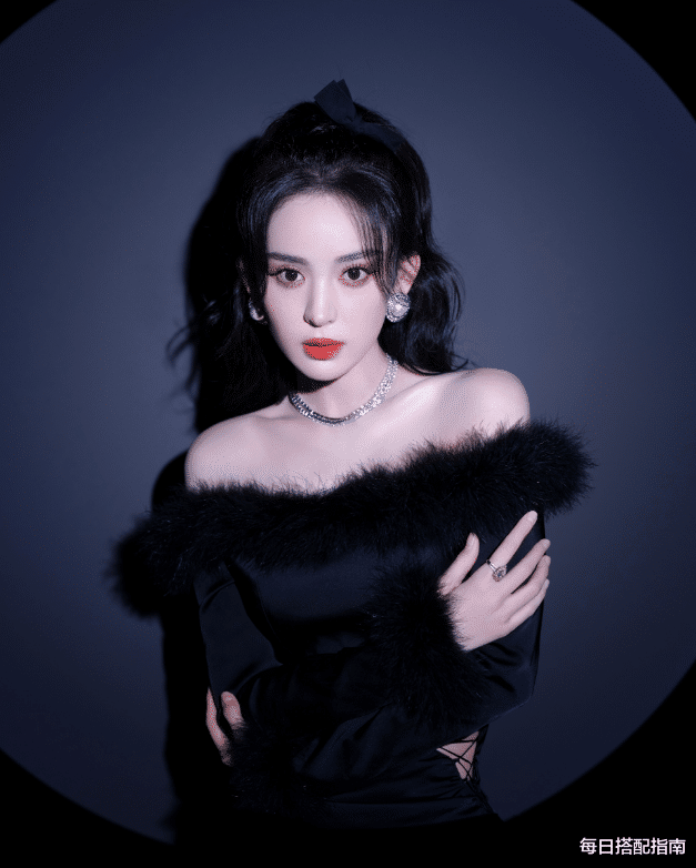 每日搭配指南 娜扎真不愧是“异域”美人，穿黑天鹅套装优雅大气，这颜值太绝了