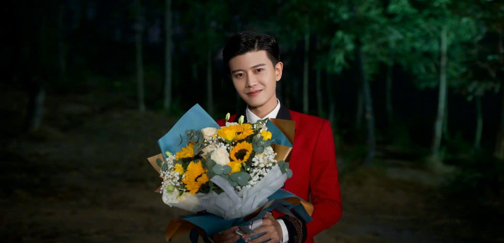 辣妹|任嘉伦新戏《请君》正式杀青！合影不见李沁，结束时穿红衣像新郎