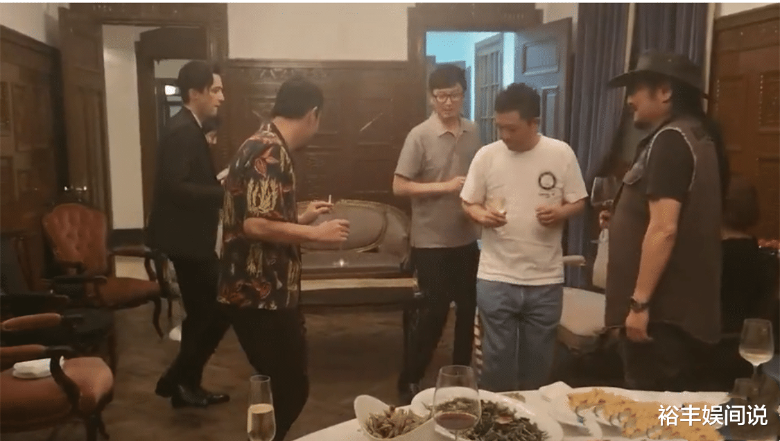 桂纶镁|胡歌桂纶镁廖凡聚会，三人手端红酒拿烟超霸气，桂纶镁大跳热舞
