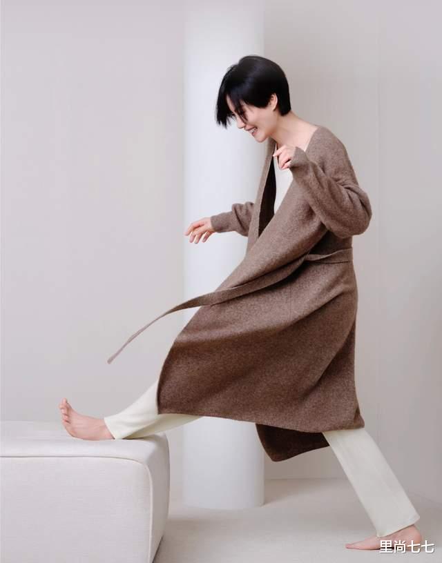 王菲|王菲复工后首个造型,换新发型变酷姐,瘦成麻杆却有一双小肉手