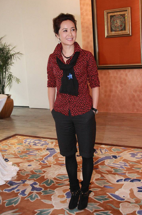 潮流前沿|蒋雯丽越来越会穿,白色长衫配紧身裤,“上松下紧”舒适又时髦