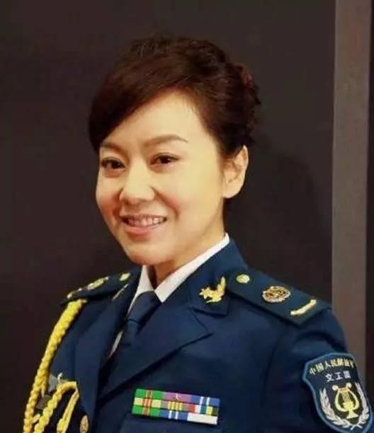 闫妮|闫妮不再沉默，终于承认和赵本山的关系，难怪带着女儿一直单身