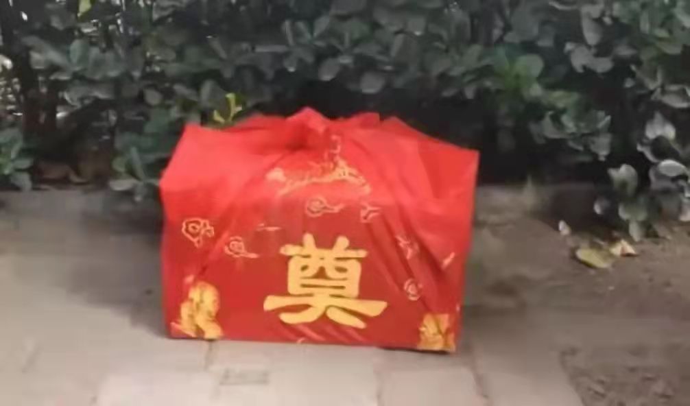 小诺讲故事|民间故事之“丢失的骨灰盒”,两个逝者去找回自己的骨灰盒带回乡