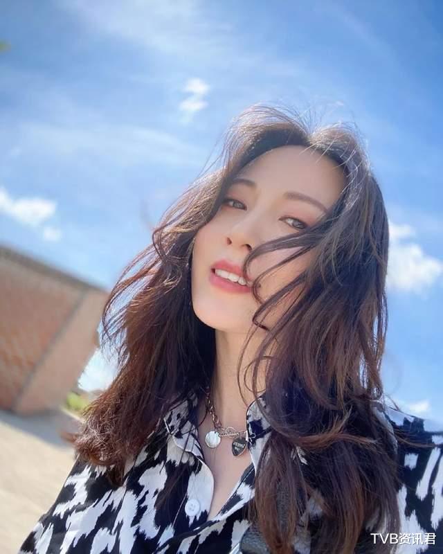 TVB|负闻缠身！TVB花旦晒与高层合照力证地位不变，有传获准即将进军电影圈