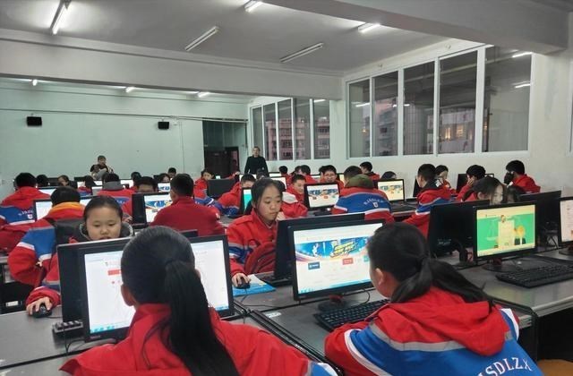 萌孩控分子|2000元的校服你穿过吗?校服价格创新高,家长表示无力承受