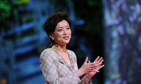 杨澜|52岁杨澜一家近照，丈夫隐瞒了23年，女儿和年轻的她很像