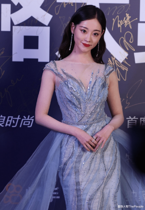 蒋勤勤|最新女星红毯！蒋勤勤扮嫩、郭采洁翻车，杨幂用场外生图美貌秒杀