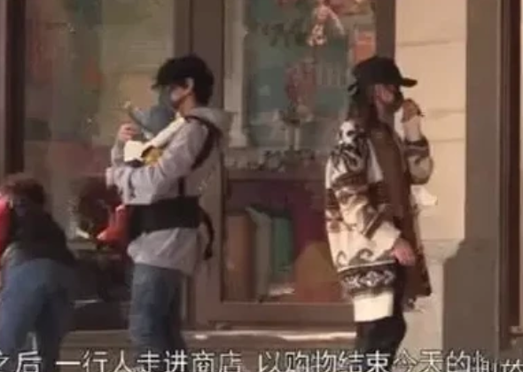 吴奇隆|吴奇隆一家三口逛街！诗诗推婴儿车隆哥拎袋，两岁半步步乖巧可爱