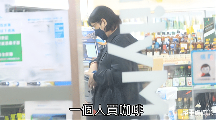 聚餐|53岁伍佰携妻子外出聚餐，并肩而坐十分甜蜜，结婚18年仍恩爱如初