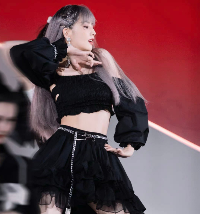 佟丽娅|38岁佟丽娅女团舞首秀，紫长发配露脐装超妩媚，网友：心疼陈思诚