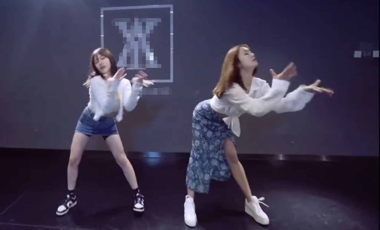 刘芸|刘芸在练功房苦练舞蹈，将白衬衣绑在腰间，舞姿婀娜尽显小蛮腰！