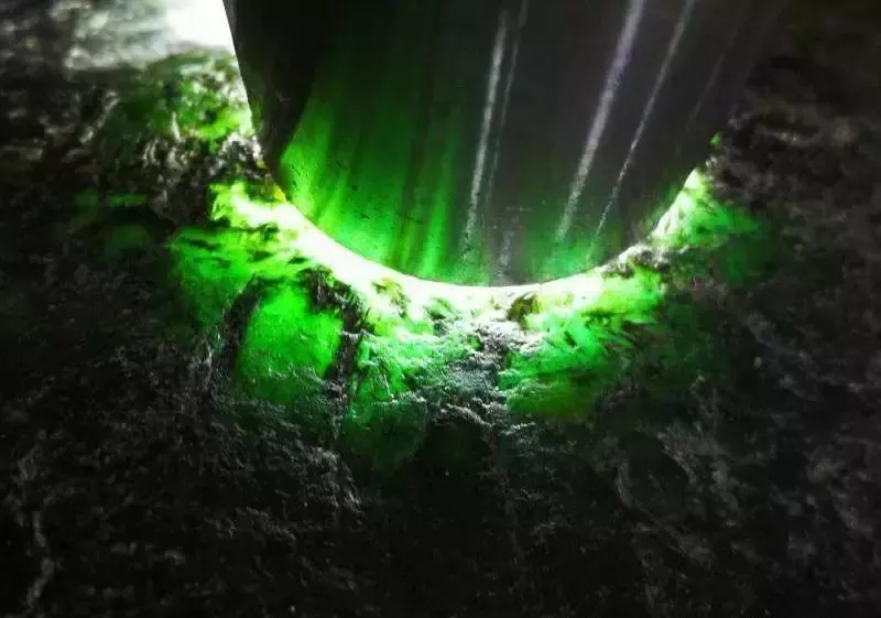 翡翠|富二代花38万买下的翡翠原石,一身黑皮不被看好,结果一刀切出一片绿!