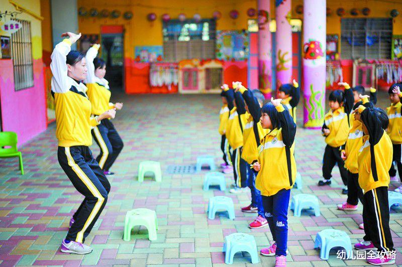 幼儿园全攻略|幼儿园1200元的被子园服，不买行吗？园长一套说辞，家长则不信服