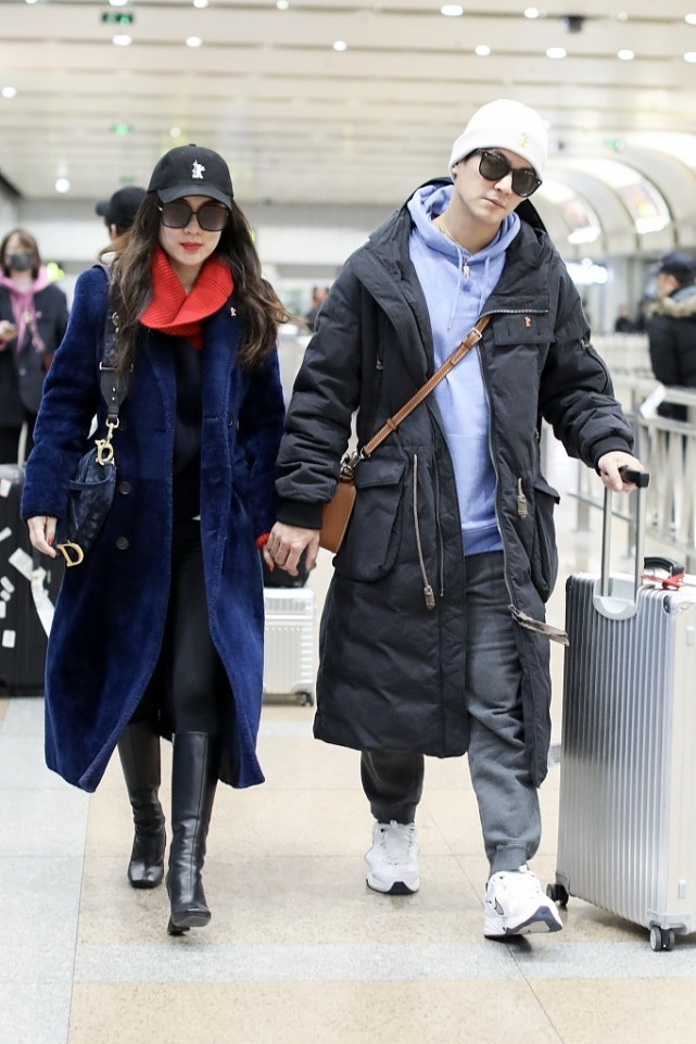 霍思燕|霍思燕私下里穿得挺暖和，白色棉服配围巾，和老公杜江牵手真甜蜜