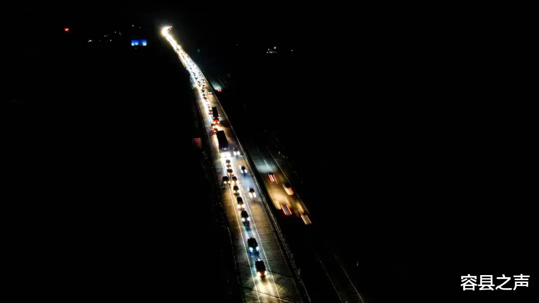 容县之声 节后返程高峰来袭，堵堵堵！广西高速上演堵车大片，从白天堵到黑夜