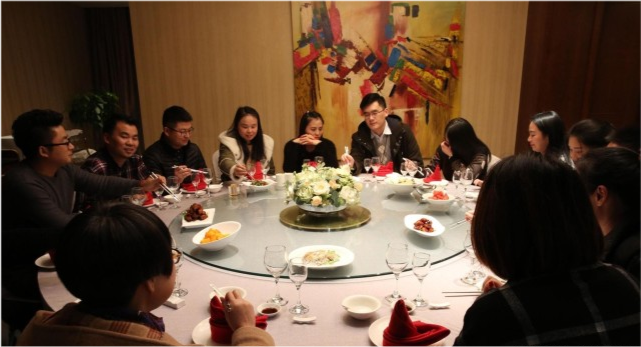 求职|酒桌上,老板让人“催下菜”,没眼力才去催,机灵的人马上会意