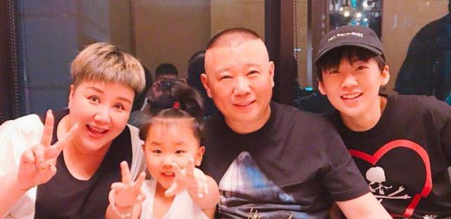 郭德纲|郭德纲为妻子庆生，郭麒麟和弟弟罕见同框，岳云鹏凌晨发文太感人