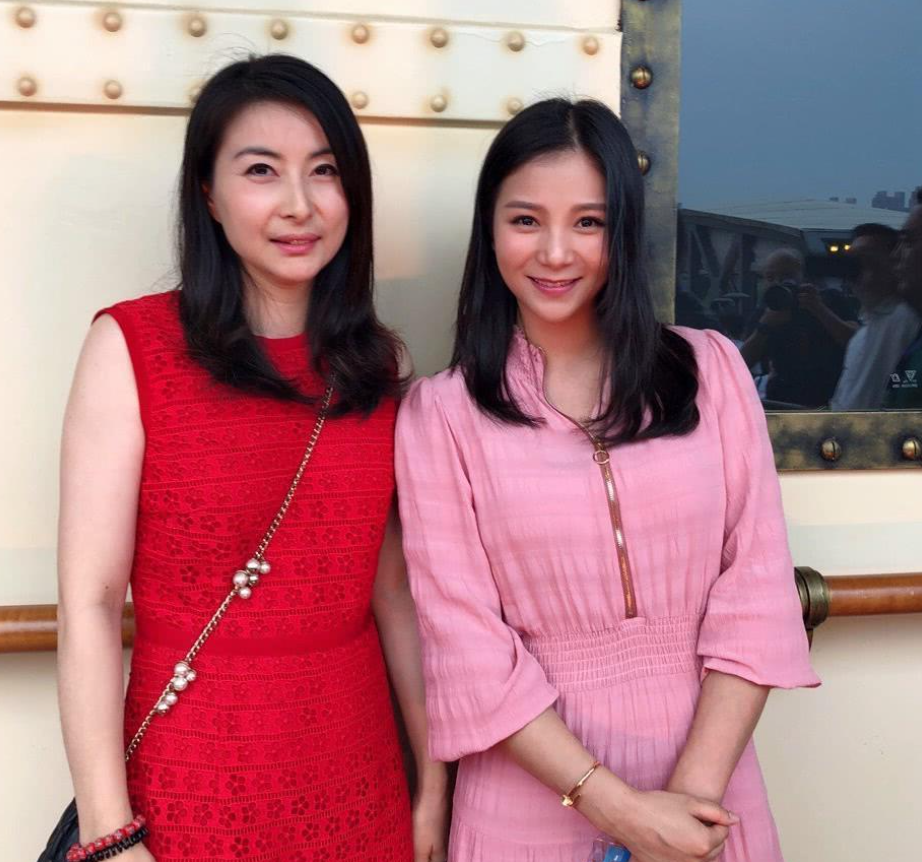 郭晶晶|郭晶晶罕见烫贵妇卷,穿红色长裙笑出月牙眼,坐明星中间也抢眼