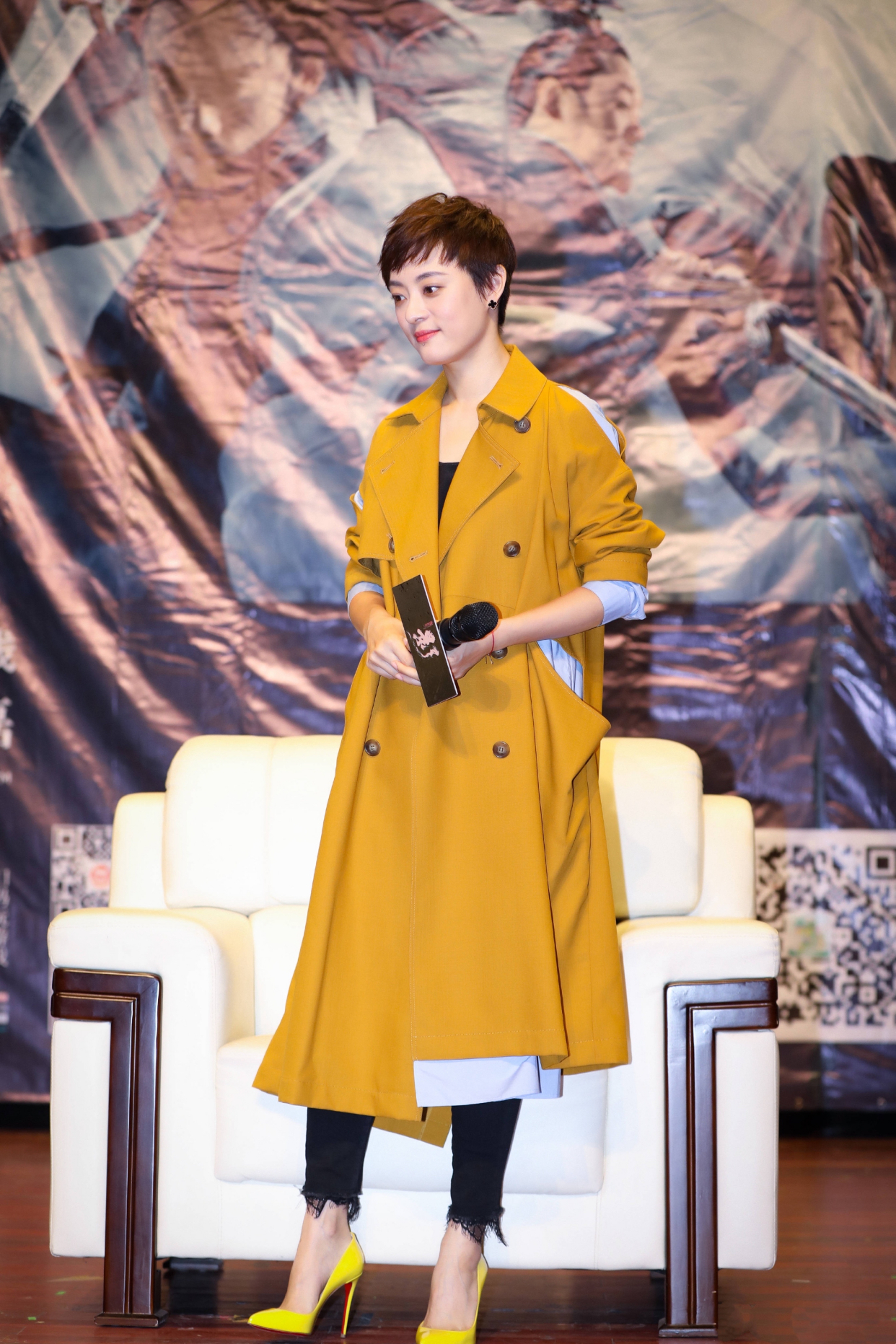 孙俪|孙俪终于穿对一次，“假两件”拼接风衣个性时髦，尽显知性大方