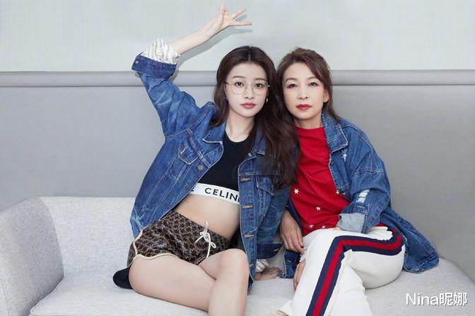 Nina昵娜|孙怡真孝顺首次携妈妈看秀，穿皮短裙比妈妈高半头，勾肩搭背同框似姐妹