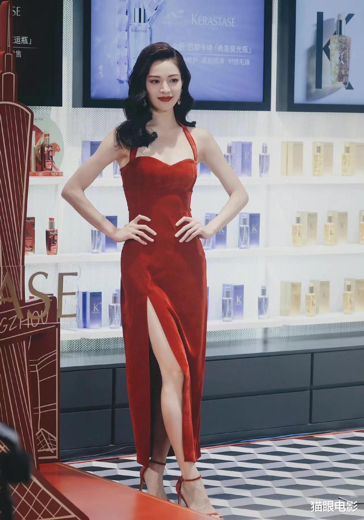 钟楚曦|钟楚曦穿红吊带裙完美驾驭港风，颜值不输港姐，网友：天生女明星