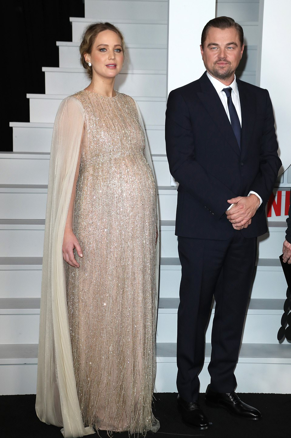 刘雯|“大表姐”劳伦斯挺8个月孕肚走红毯！流苏裙好美，小李子成陪衬