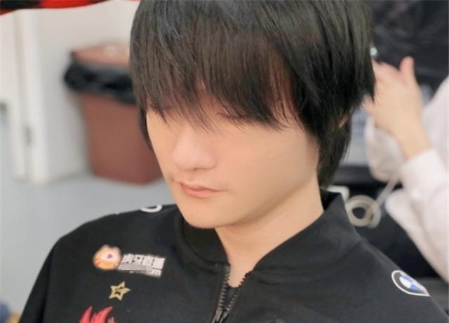 心悦雅萌|FPX老板的钱白花了？想方设法帮博人洗，却被观众喷到删动态