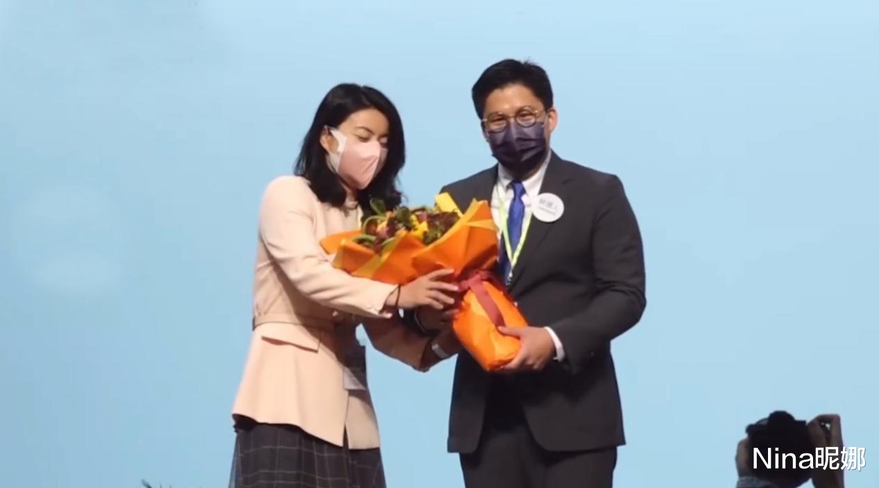郭晶晶|郭晶晶真宠夫！特意烫发穿西装配半身裙为老公打call，上台送蔬菜花超害羞