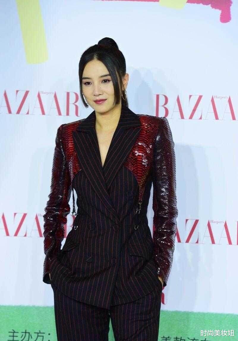 运动 宋佳这回造型太惊艳，穿西装配高马尾又飒又美，气质真高级