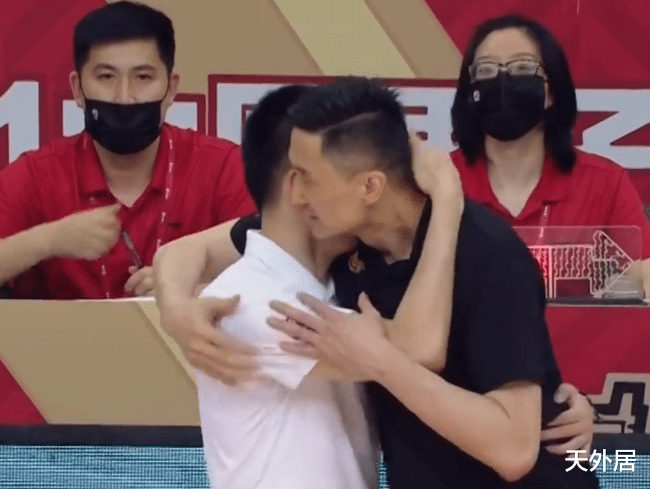 辽宁男篮|2分半追8秒,辽宁虽败犹荣!女球迷赛后痛哭,杜锋动情拥抱杨鸣