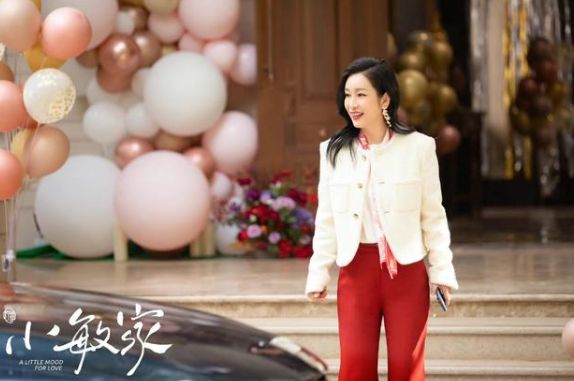 秦海璐|秦海璐新剧演富婆，连穿4套高定香奈儿，配卷发气质拿捏得很到位