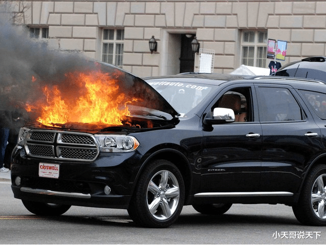 交通法规 交警提醒:夏天车内禁止放这些东西,否则可能会引发汽车“自燃”!