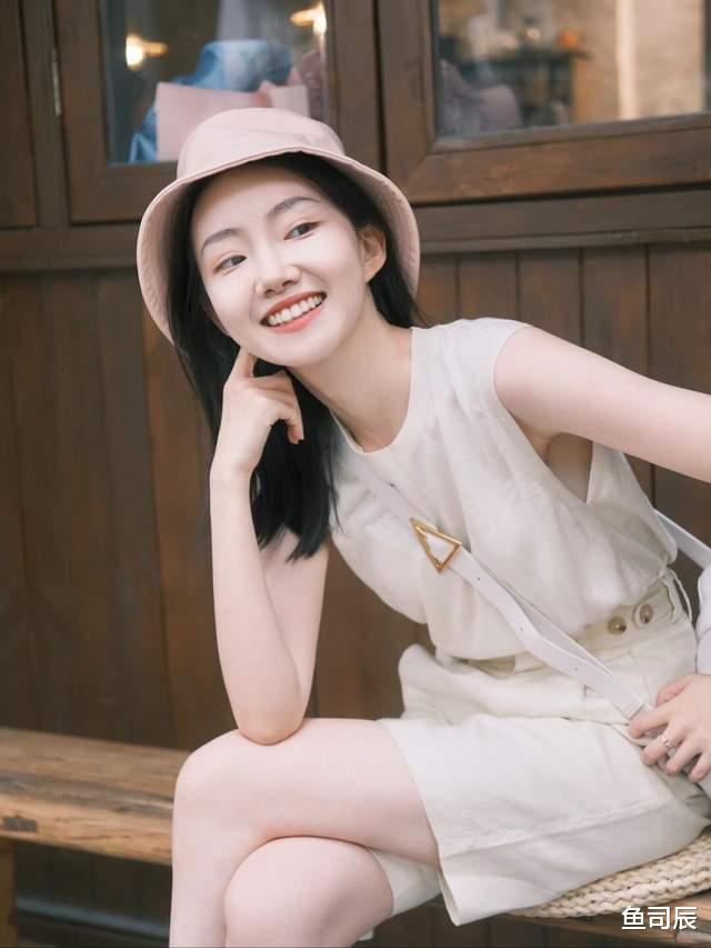 鱼司辰|20岁到30岁的女生夏季末尾这样穿，衬衫配阔腿裤简约洋气，超好看