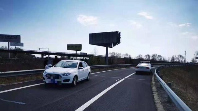 生活报 司机走错道高速匝道逆行，被抓现形竟怨导航…