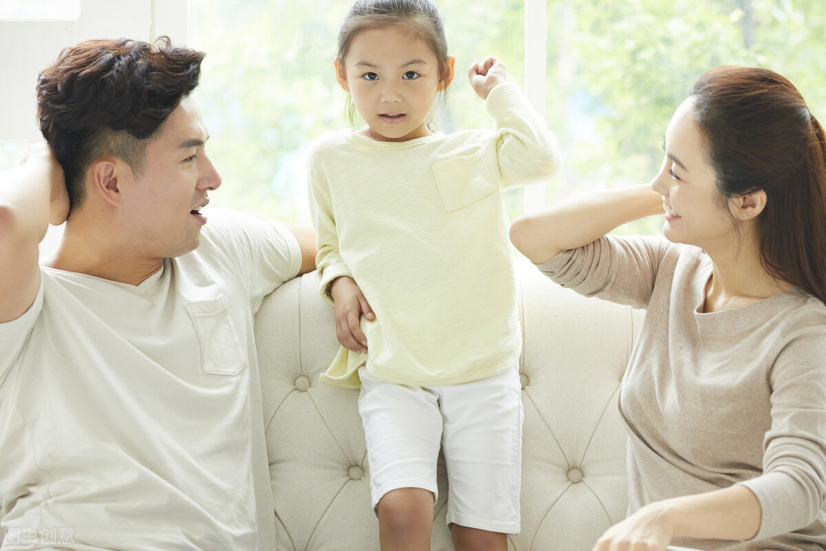 爸妈盒子|父母为了给孩子看病，席地而睡露宿街头，网友直言：看着心疼