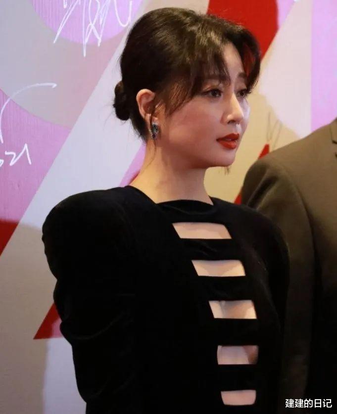 姚晨|再看2021年红毯翻车的15位女星，有人胸口套着“百叶窗”就出来了